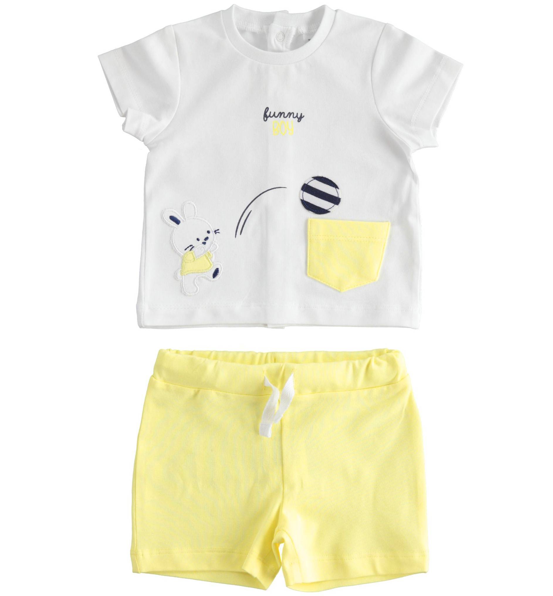 Комплект из футболки с кроликом и шорт для мальчика